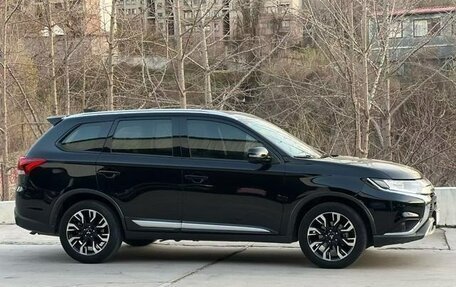 Mitsubishi Outlander III рестайлинг 3, 2022 год, 1 890 002 рублей, 3 фотография