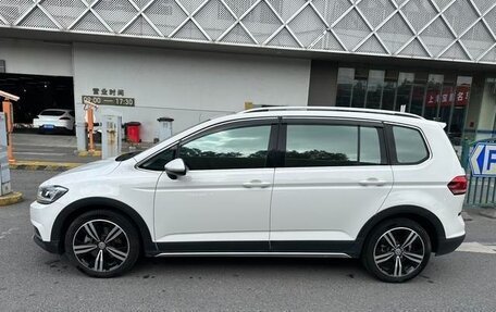 Volkswagen Touran III, 2020 год, 1 750 000 рублей, 3 фотография