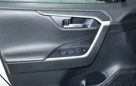 Toyota RAV4, 2021 год, 3 700 000 рублей, 24 фотография