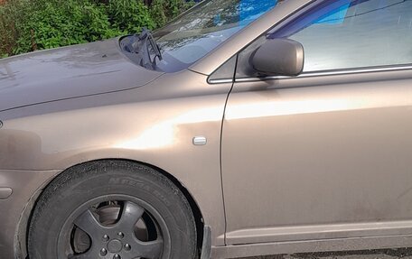 Toyota Avensis III рестайлинг, 2003 год, 650 000 рублей, 3 фотография