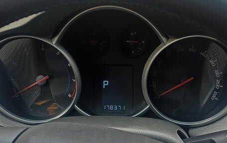 Chevrolet Cruze II, 2010 год, 795 000 рублей, 4 фотография