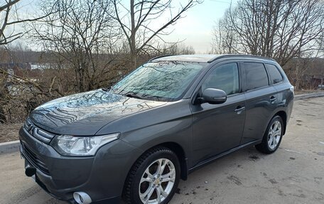 Mitsubishi Outlander III рестайлинг 3, 2013 год, 1 300 000 рублей, 2 фотография