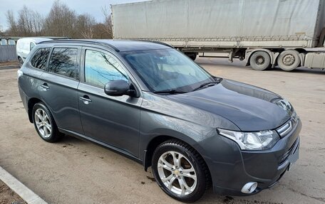 Mitsubishi Outlander III рестайлинг 3, 2013 год, 1 300 000 рублей, 3 фотография