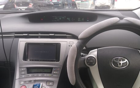 Toyota Prius, 2015 год, 1 075 000 рублей, 6 фотография