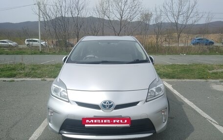 Toyota Prius, 2015 год, 1 075 000 рублей, 2 фотография