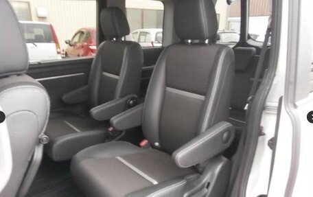 Honda Stepwgn IV, 2021 год, 2 300 000 рублей, 11 фотография