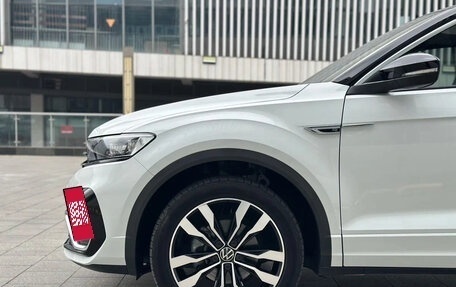 Volkswagen T-Roc I, 2023 год, 1 790 000 рублей, 2 фотография