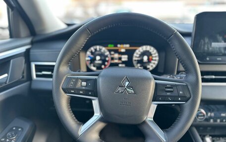 Mitsubishi Outlander, 2023 год, 3 990 000 рублей, 24 фотография