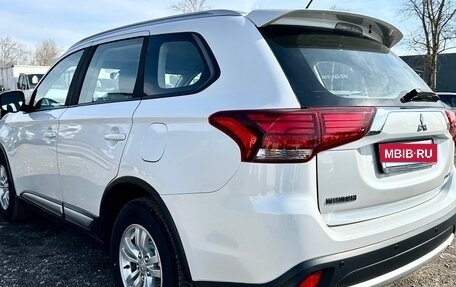 Mitsubishi Outlander III рестайлинг 3, 2016 год, 1 799 000 рублей, 4 фотография