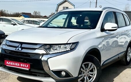 Mitsubishi Outlander III рестайлинг 3, 2016 год, 1 799 000 рублей, 2 фотография