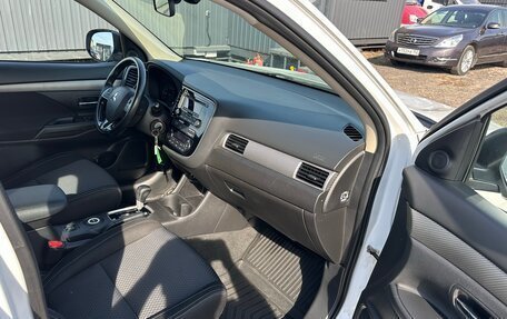 Mitsubishi Outlander III рестайлинг 3, 2016 год, 1 799 000 рублей, 23 фотография