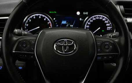 Toyota Camry, 2021 год, 3 650 000 рублей, 10 фотография