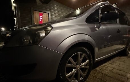 Opel Zafira B, 2010 год, 650 000 рублей, 4 фотография