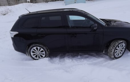 Mitsubishi Outlander III рестайлинг 3, 2014 год, 1 700 000 рублей, 2 фотография
