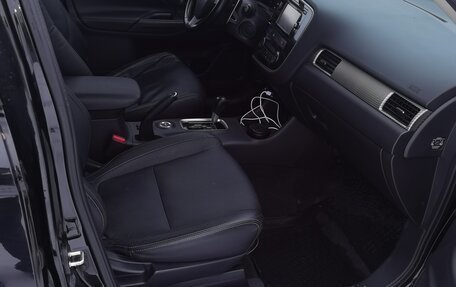 Mitsubishi Outlander III рестайлинг 3, 2014 год, 1 700 000 рублей, 8 фотография