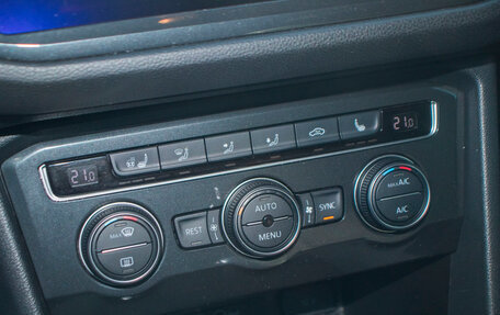 Volkswagen Tiguan II, 2019 год, 2 799 000 рублей, 21 фотография