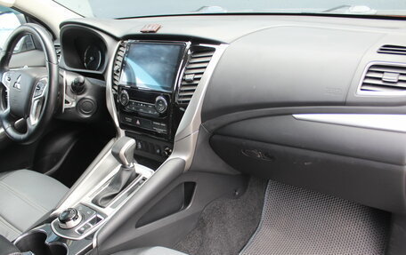 Mitsubishi Pajero Sport III рестайлинг, 2018 год, 3 390 000 рублей, 11 фотография