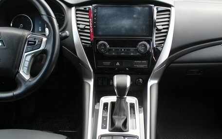 Mitsubishi Pajero Sport III рестайлинг, 2018 год, 3 390 000 рублей, 13 фотография