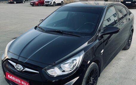 Hyundai Solaris II рестайлинг, 2013 год, 900 000 рублей, 1 фотография