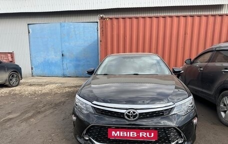 Toyota Camry, 2017 год, 1 995 000 рублей, 3 фотография