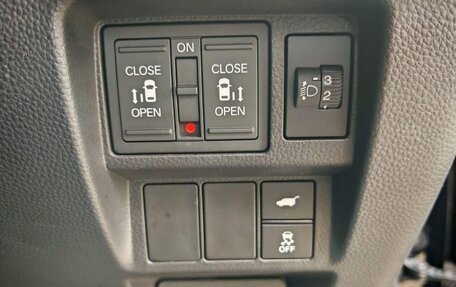 Honda Stepwgn, 2022 год, 2 150 000 рублей, 15 фотография