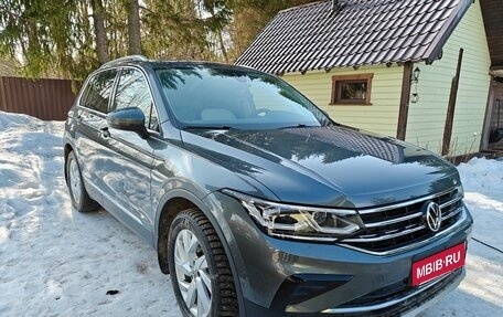 Volkswagen Tiguan II, 2020 год, 3 950 000 рублей, 2 фотография