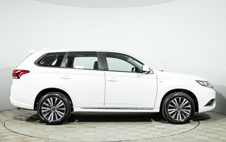 Mitsubishi Outlander III рестайлинг 3, 2022 год, 2 899 700 рублей, 4 фотография