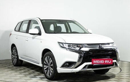 Mitsubishi Outlander III рестайлинг 3, 2022 год, 2 899 700 рублей, 3 фотография