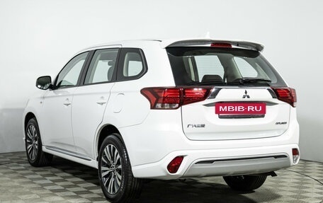 Mitsubishi Outlander III рестайлинг 3, 2022 год, 2 899 700 рублей, 7 фотография