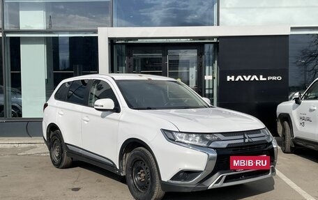 Mitsubishi Outlander III рестайлинг 3, 2019 год, 1 812 000 рублей, 3 фотография