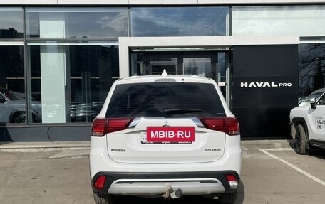 Mitsubishi Outlander III рестайлинг 3, 2019 год, 1 812 000 рублей, 6 фотография