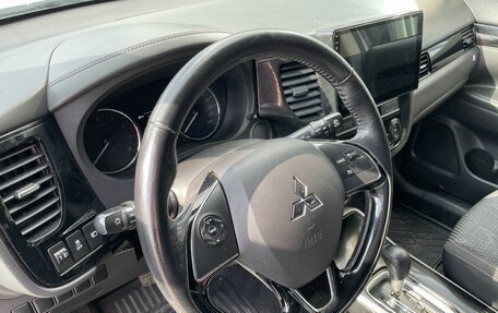 Mitsubishi Outlander III рестайлинг 3, 2019 год, 1 812 000 рублей, 14 фотография