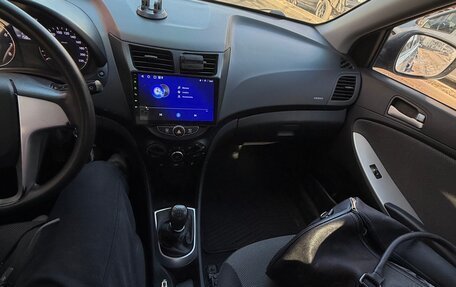 Hyundai Solaris II рестайлинг, 2013 год, 850 000 рублей, 10 фотография