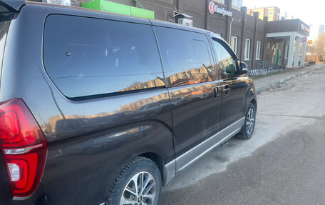 Hyundai Grand Starex Grand Starex I рестайлинг 2, 2018 год, 3 850 000 рублей, 3 фотография