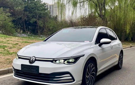 Volkswagen Golf VIII, 2022 год, 1 800 111 рублей, 1 фотография