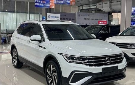Volkswagen Tiguan II, 2022 год, 2 675 000 рублей, 1 фотография