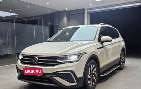 Volkswagen Tiguan II, 2022 год, 2 700 000 рублей, 3 фотография