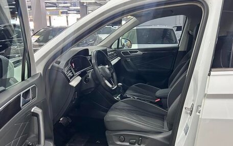 Volkswagen Tiguan II, 2022 год, 2 675 000 рублей, 7 фотография