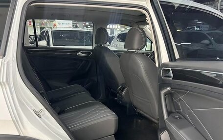 Volkswagen Tiguan II, 2022 год, 2 675 000 рублей, 9 фотография