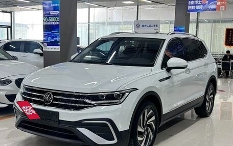 Volkswagen Tiguan II, 2022 год, 2 675 000 рублей, 3 фотография