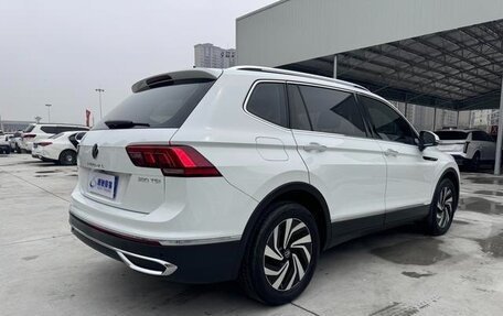 Volkswagen Tiguan II, 2022 год, 2 715 000 рублей, 3 фотография