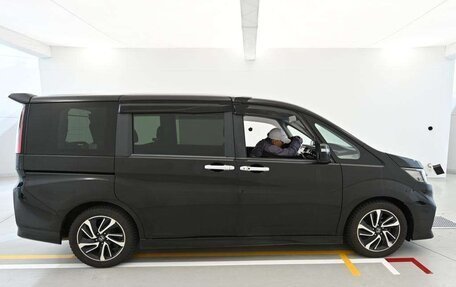 Honda Stepwgn IV, 2022 год, 1 750 000 рублей, 5 фотография