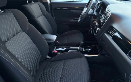 Mitsubishi Outlander III рестайлинг 3, 2020 год, 1 869 000 рублей, 16 фотография