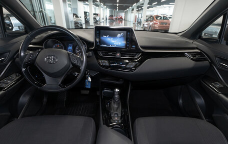 Toyota C-HR I рестайлинг, 2018 год, 2 740 000 рублей, 8 фотография