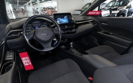 Toyota C-HR I рестайлинг, 2018 год, 2 740 000 рублей, 7 фотография