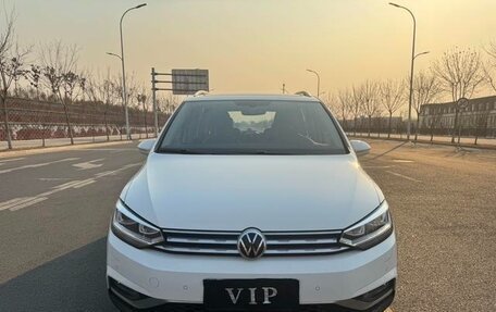 Volkswagen Touran III, 2021 год, 1 750 000 рублей, 2 фотография