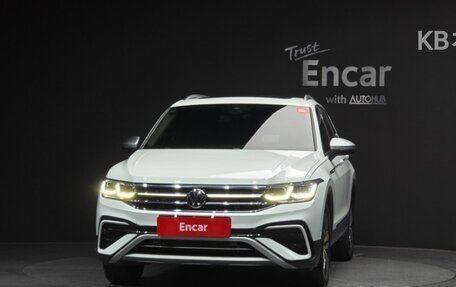 Volkswagen Tiguan, 2023 год, 2 650 000 рублей, 3 фотография