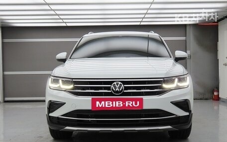 Volkswagen Tiguan II, 2022 год, 2 720 000 рублей, 2 фотография