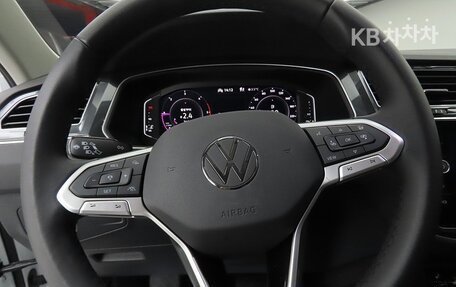 Volkswagen Tiguan II, 2022 год, 2 720 000 рублей, 8 фотография