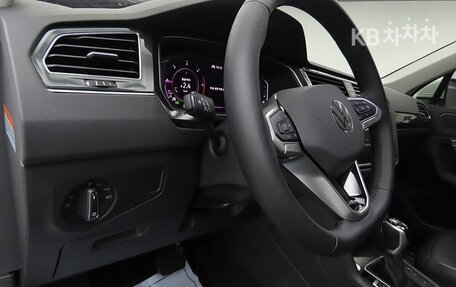 Volkswagen Tiguan II, 2022 год, 2 720 000 рублей, 13 фотография